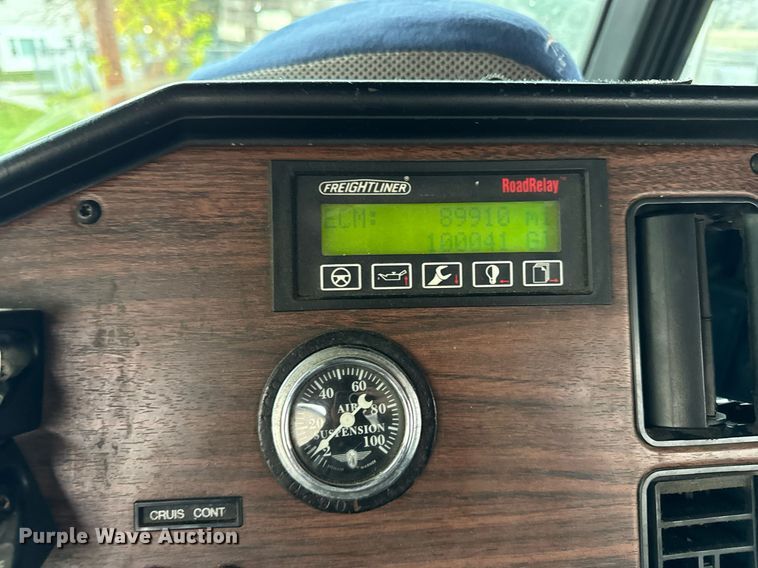 image for item DT2205 1999 Freightliner FLD120 semi truck