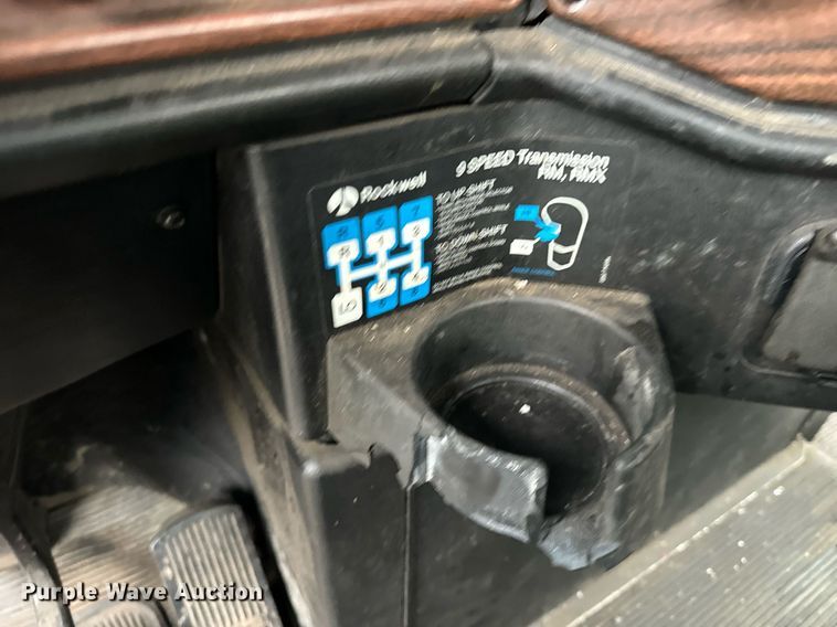 image for item DT2205 1999 Freightliner FLD120 semi truck