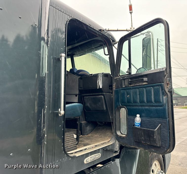 image for item DT2205 1999 Freightliner FLD120 semi truck