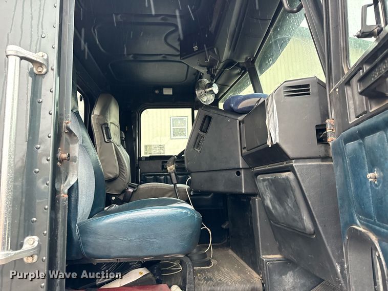 image for item DT2205 1999 Freightliner FLD120 semi truck