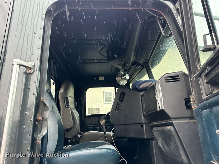 image for item DT2205 1999 Freightliner FLD120 semi truck