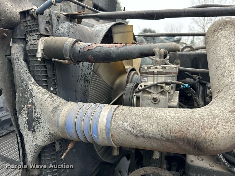 image for item DT2205 1999 Freightliner FLD120 semi truck