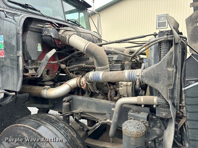 image for item DT2205 1999 Freightliner FLD120 semi truck