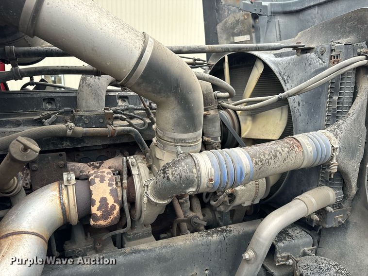 image for item DT2205 1999 Freightliner FLD120 semi truck