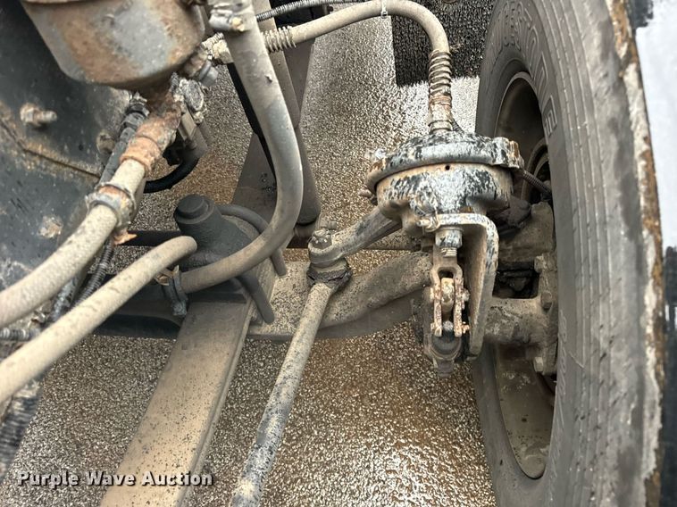 image for item DT2205 1999 Freightliner FLD120 semi truck