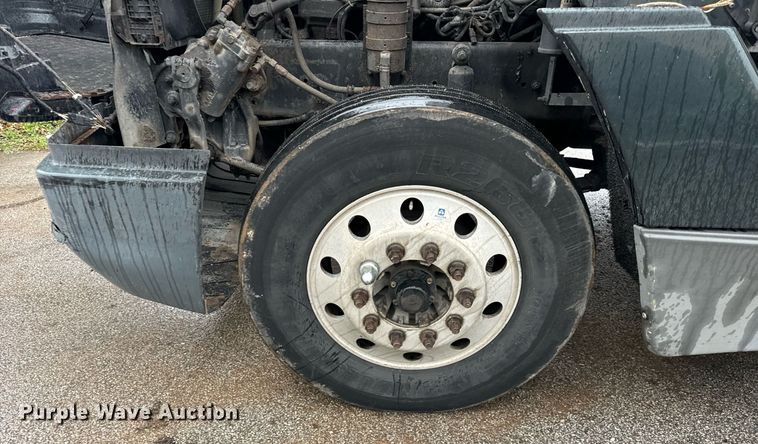 image for item DT2205 1999 Freightliner FLD120 semi truck