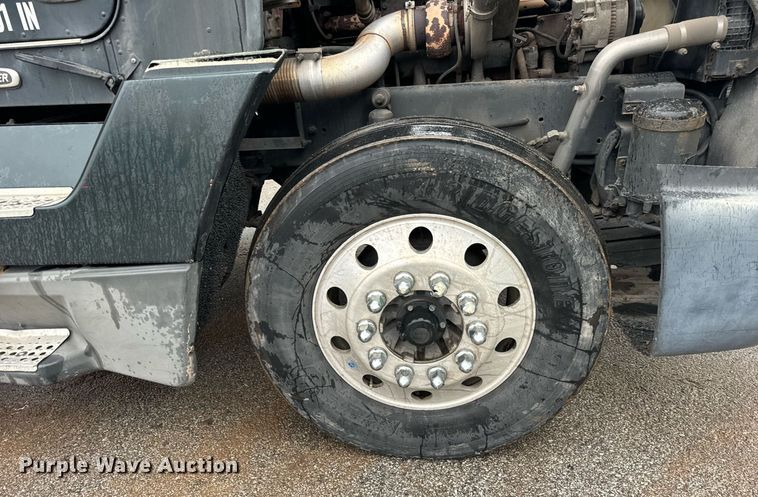 image for item DT2205 1999 Freightliner FLD120 semi truck