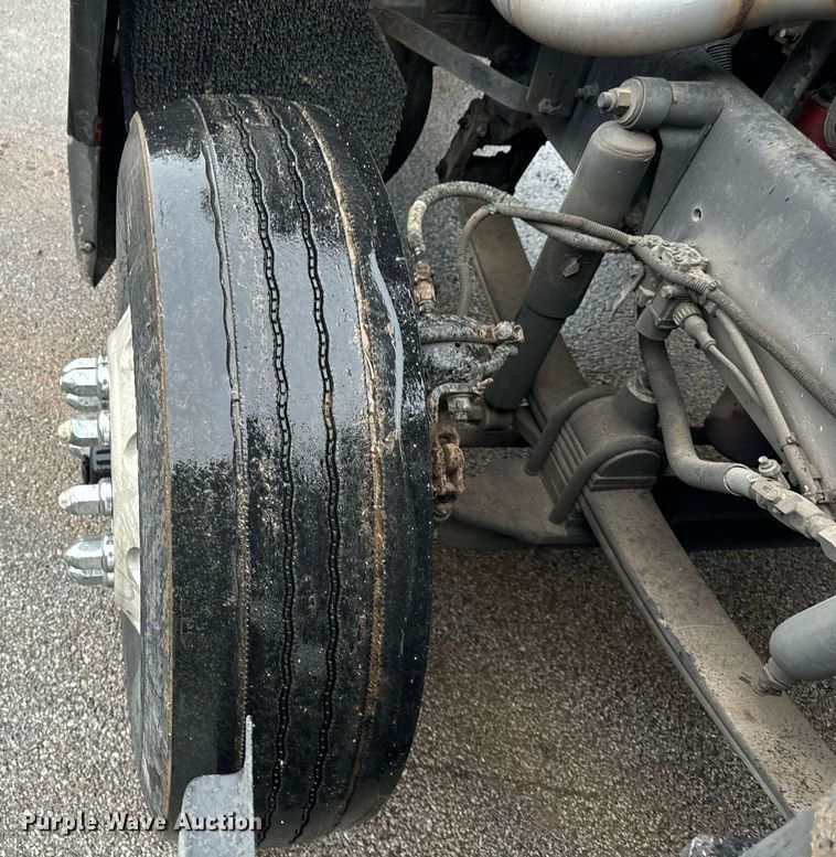 image for item DT2205 1999 Freightliner FLD120 semi truck