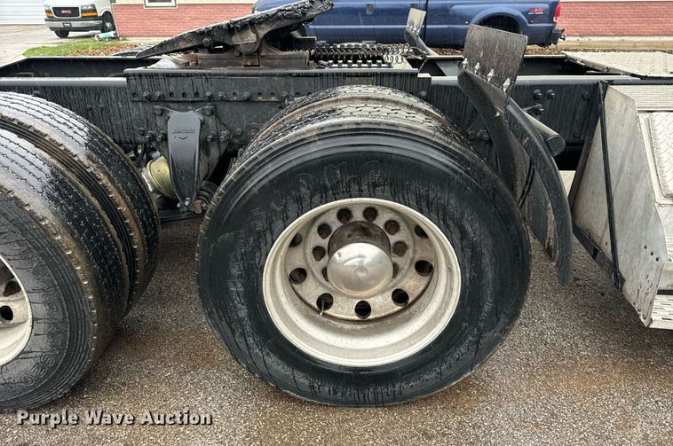 image for item DT2205 1999 Freightliner FLD120 semi truck