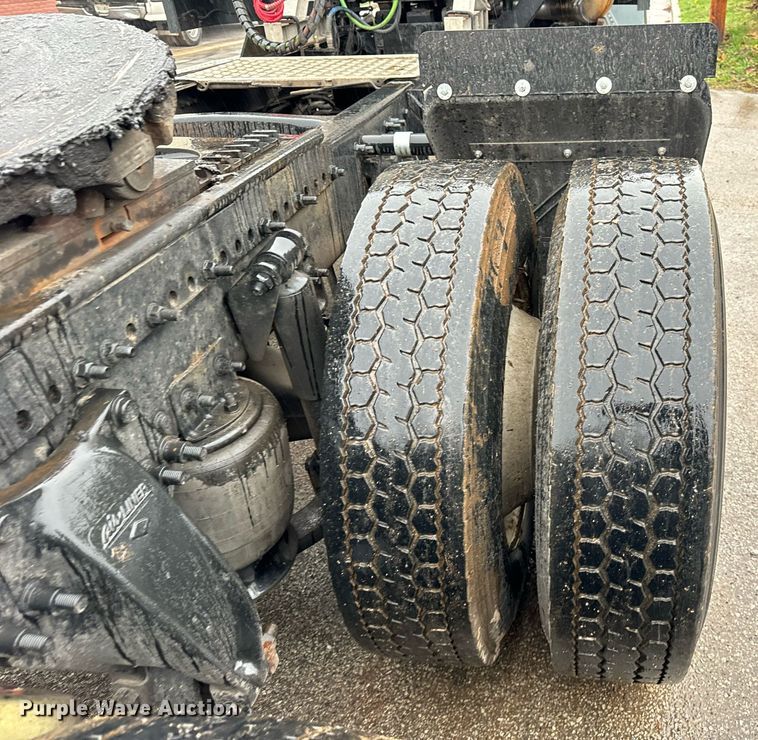 image for item DT2205 1999 Freightliner FLD120 semi truck