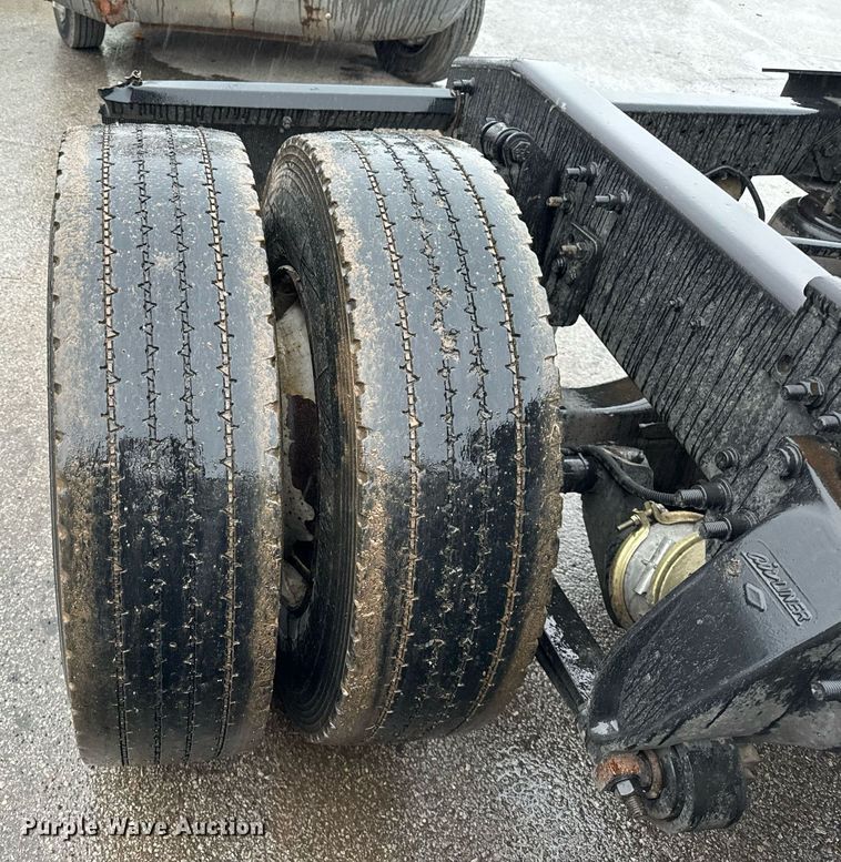 image for item DT2205 1999 Freightliner FLD120 semi truck