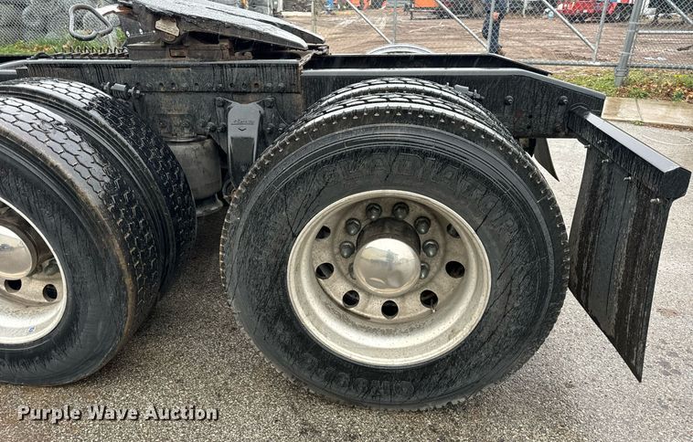 image for item DT2205 1999 Freightliner FLD120 semi truck