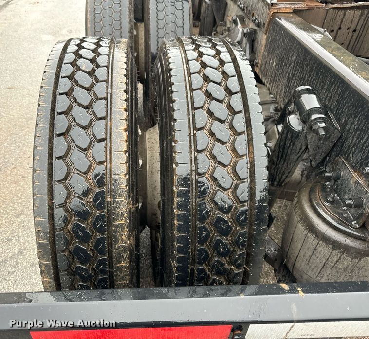 image for item DT2205 1999 Freightliner FLD120 semi truck