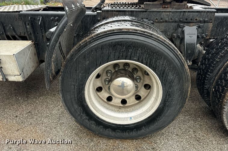 image for item DT2205 1999 Freightliner FLD120 semi truck