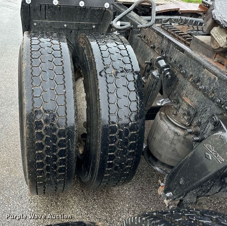 image for item DT2205 1999 Freightliner FLD120 semi truck