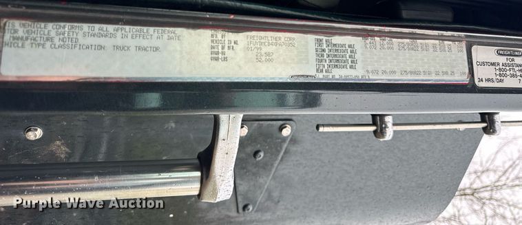 image for item DT2205 1999 Freightliner FLD120 semi truck