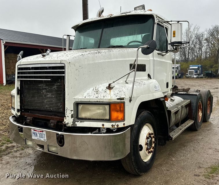 image for item DT2218 1998 Mack CH600 semi truck