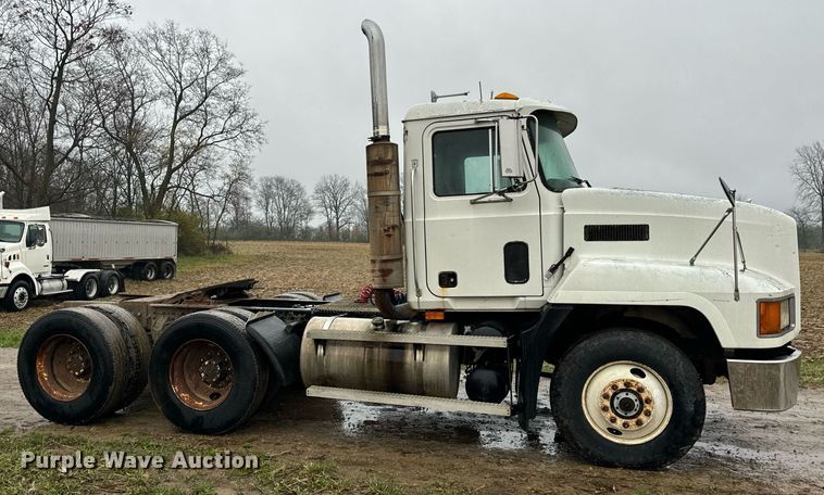 image for item DT2218 1998 Mack CH600 semi truck