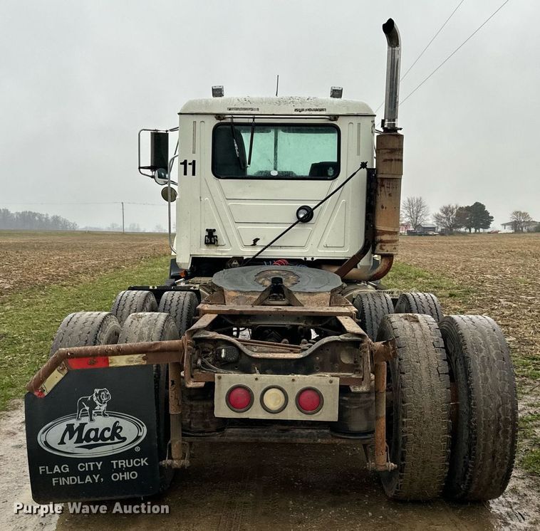 image for item DT2218 1998 Mack CH600 semi truck