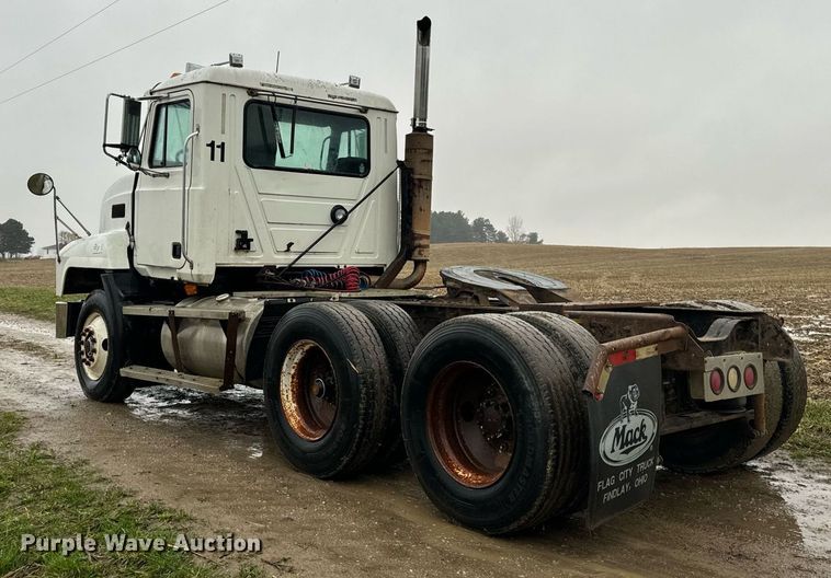 image for item DT2218 1998 Mack CH600 semi truck