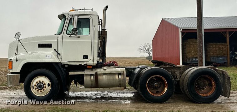 image for item DT2218 1998 Mack CH600 semi truck