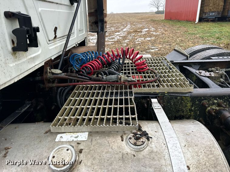 image for item DT2218 1998 Mack CH600 semi truck