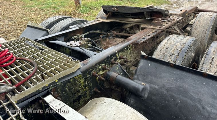 image for item DT2218 1998 Mack CH600 semi truck