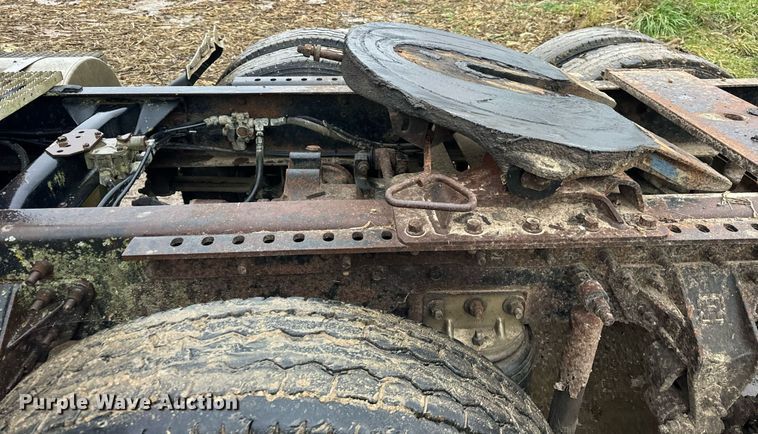 image for item DT2218 1998 Mack CH600 semi truck