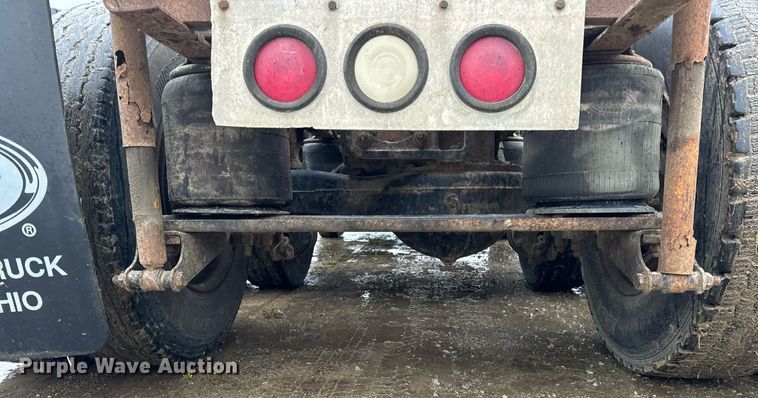 image for item DT2218 1998 Mack CH600 semi truck