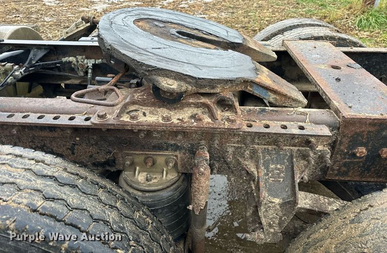 image for item DT2218 1998 Mack CH600 semi truck