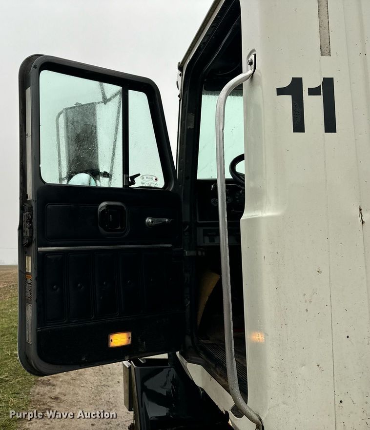 image for item DT2218 1998 Mack CH600 semi truck