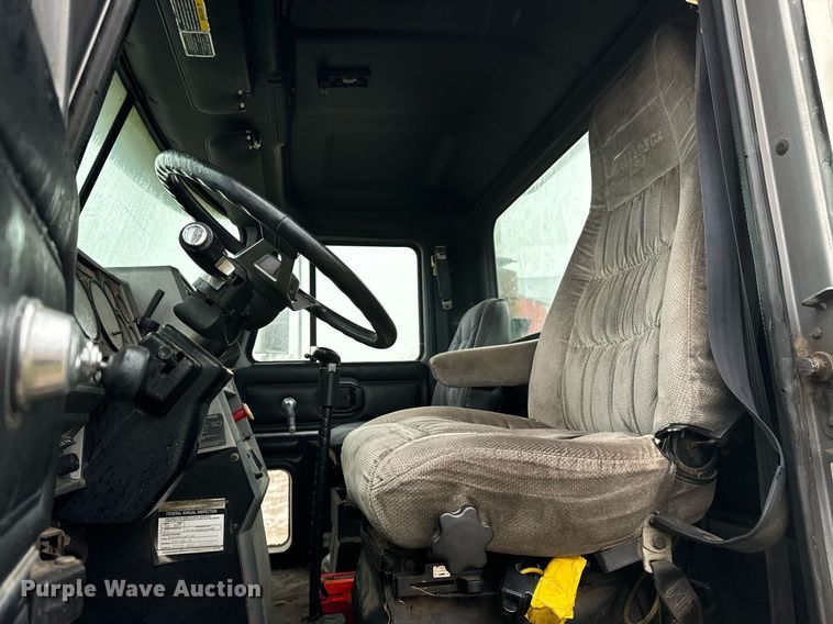 image for item DT2218 1998 Mack CH600 semi truck