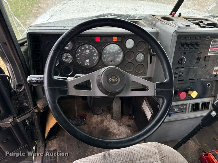 image for item DT2218 1998 Mack CH600 semi truck