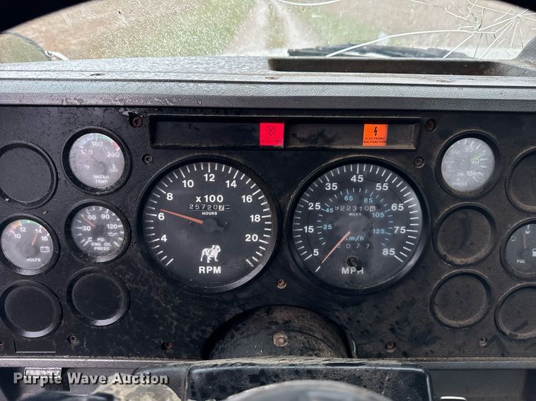 image for item DT2218 1998 Mack CH600 semi truck