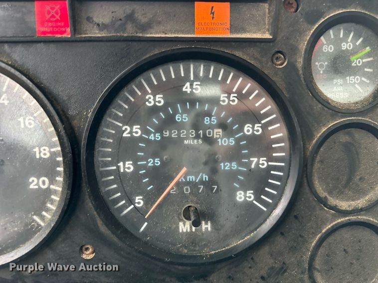 image for item DT2218 1998 Mack CH600 semi truck