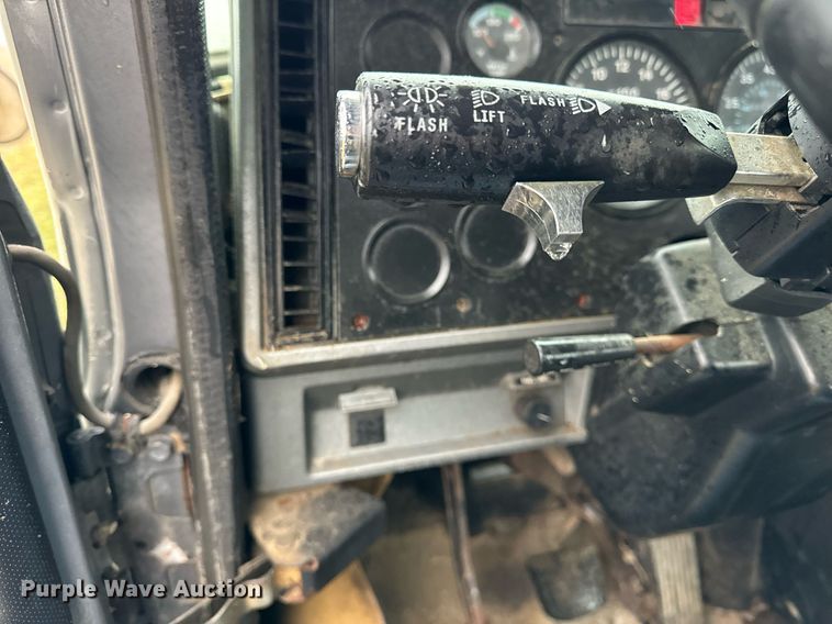 image for item DT2218 1998 Mack CH600 semi truck