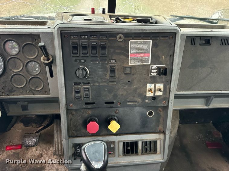 image for item DT2218 1998 Mack CH600 semi truck