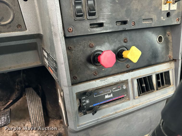 image for item DT2218 1998 Mack CH600 semi truck