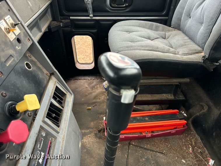 image for item DT2218 1998 Mack CH600 semi truck