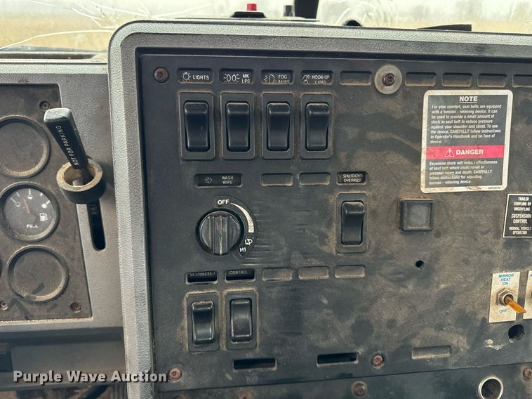 image for item DT2218 1998 Mack CH600 semi truck