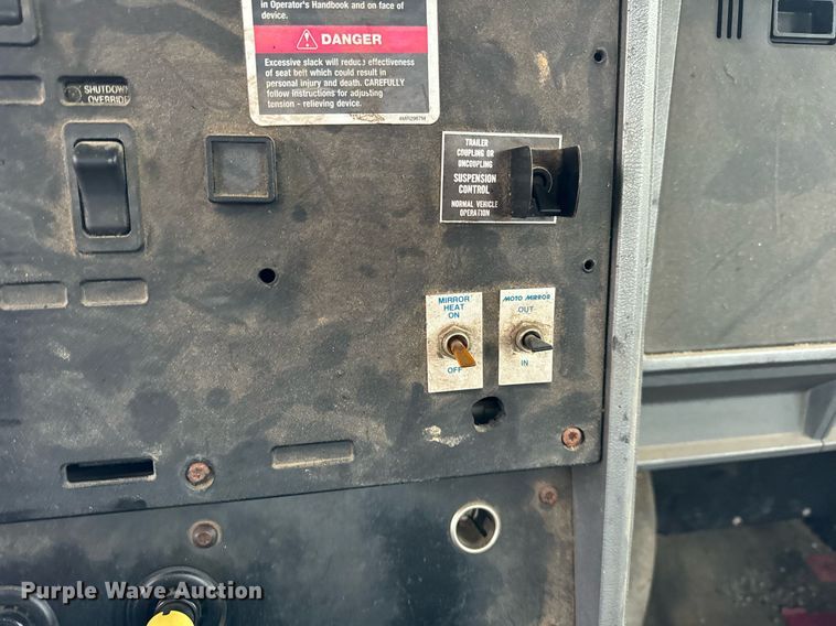 image for item DT2218 1998 Mack CH600 semi truck