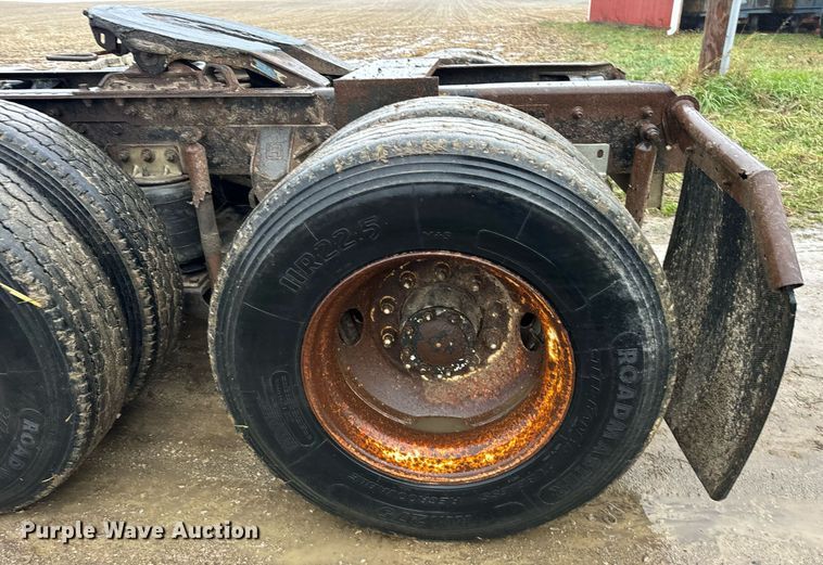 image for item DT2218 1998 Mack CH600 semi truck