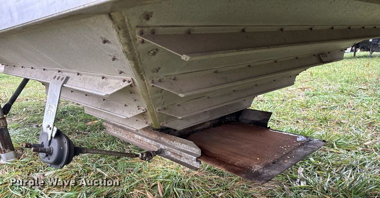 image for item DT2219 1983 Chamberlin JAGH-700 grain trailer