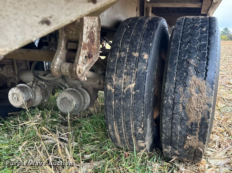 image for item DT2219 1983 Chamberlin JAGH-700 grain trailer