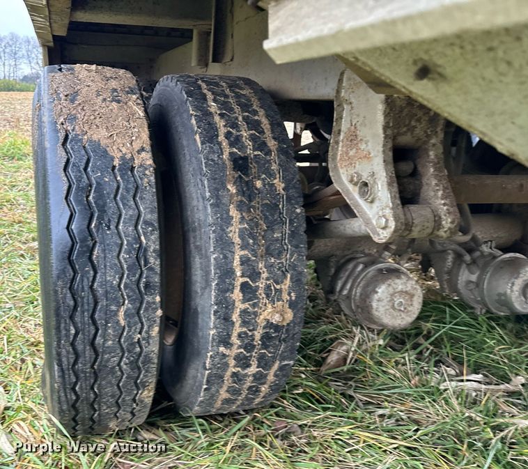 image for item DT2219 1983 Chamberlin JAGH-700 grain trailer