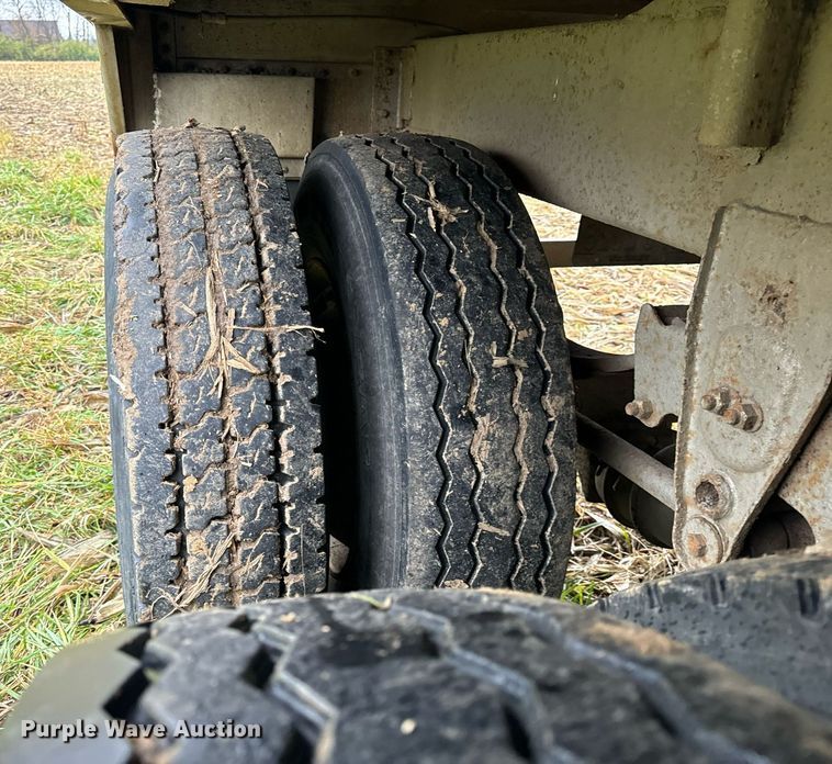 image for item DT2219 1983 Chamberlin JAGH-700 grain trailer