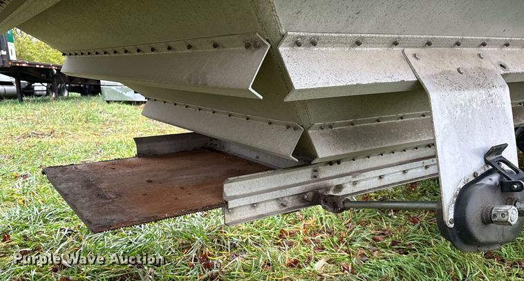 image for item DT2220 1987 Wilson AGH-800 grain trailer