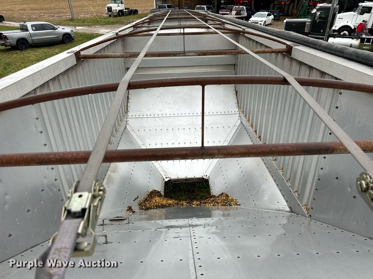 image for item DT2220 1987 Wilson AGH-800 grain trailer