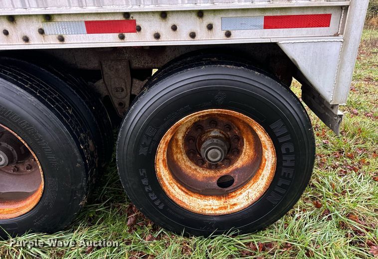 image for item DT2220 1987 Wilson AGH-800 grain trailer