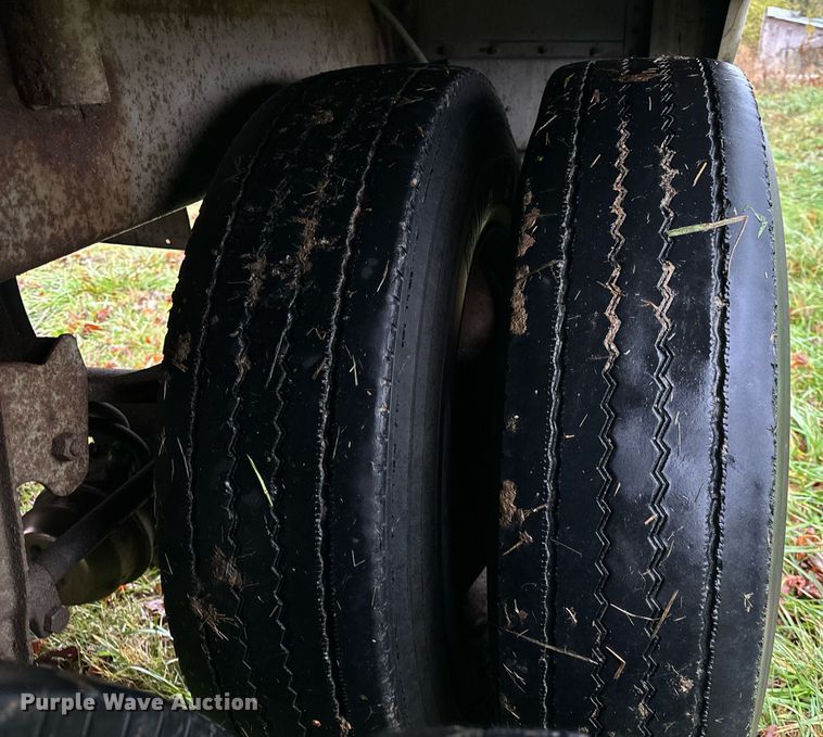 image for item DT2220 1987 Wilson AGH-800 grain trailer